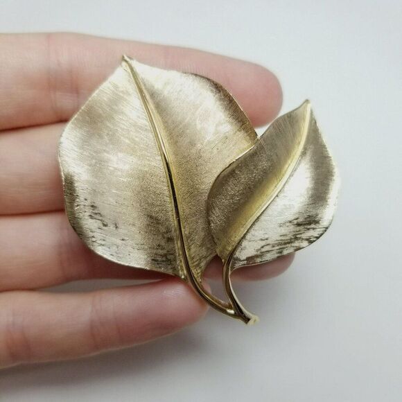 Vintage Crown Trifari Gold Tone Leaf Shape Brooch Lapel Pin, Signed, Estate - Picture 5 of 5